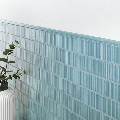 Dettaglio piastrella per rivestimento in gres porcellanato effetto mattoncino Lucido 4,5x23 cm della collezione Vibrant, colore Aqua di Ceramica Settecento