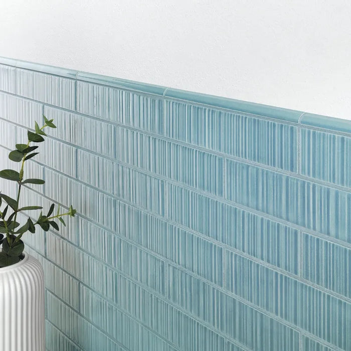 Dettaglio piastrella per rivestimento in gres porcellanato effetto mattoncino Lucido 4,5x23 cm della collezione Vibrant, colore Aqua di Ceramica Settecento