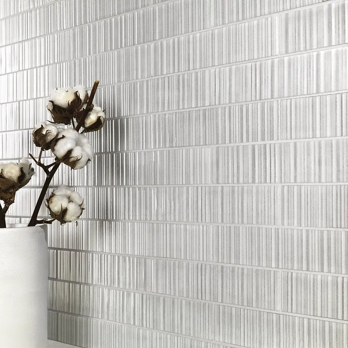 Dettaglio piastrella per rivestimento in gres porcellanato effetto mattoncino Lucido 4,5x23 cm della collezione Vibrant, colore Grey di Ceramica Settecento