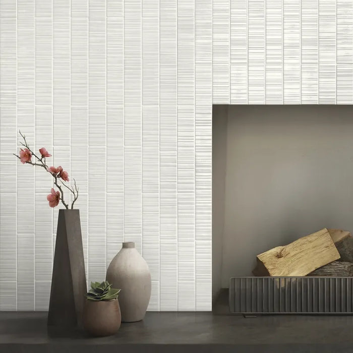 Dettaglio camino con rivestimento in gres porcellanato effetto mattoncino Lucido 4,5x23 cm della collezione Vibrant, colore White di Ceramica Settecento