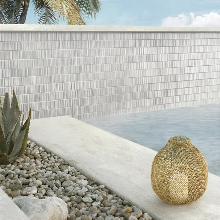 Muro esterno con rivestimento in gres porcellanato effetto mattoncino Lucido 4,5x23 cm della collezione Vibrant, colore Grey di Ceramica Settecento