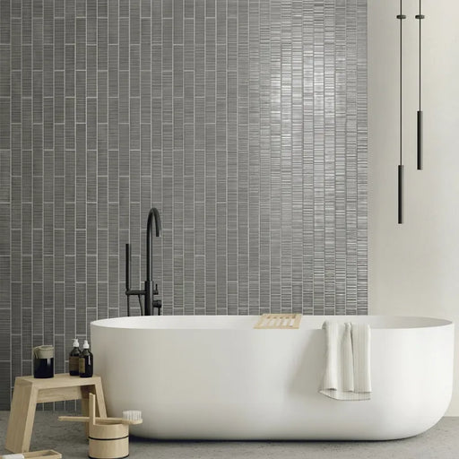Bagno moderno con rivestimento in gres porcellanato effetto mattoncino Lucido 4,5x23 cm della collezione Vibrant, colore Pewter di Ceramica Settecento