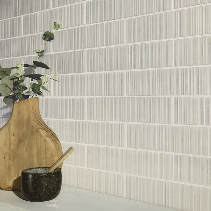 Dettaglio piastrella per rivestimento in gres porcellanato effetto mattoncino Lucido 4,5x23 cm della collezione Vibrant, colore Beige di Ceramica Settecento