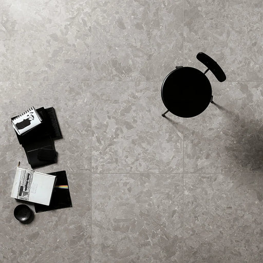 Pavimento di grande formato 80x80 Solo Grey in gres porcellanato effetto pietra Grigio, ideale per interni moderni. Collezione Solo di 41zero42, stile contemporaneo e minimale