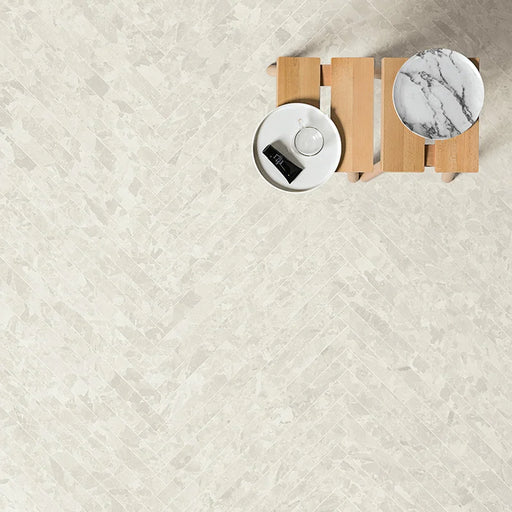 Pavimento a spina di pesce formato listello 5x80 Solo White in gres porcellanato effetto pietra Bianco, ideale per interni moderni. Collezione Solo di 41zero42, stile contemporaneo e minimale