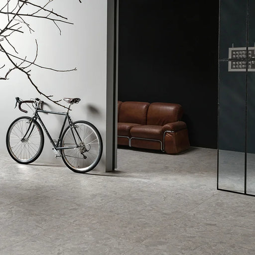 Salone con pavimento grande formato 40x80 Solo Grey in gres porcellanato effetto pietra Grigio, ideale interni moderni. Collezione Solo di 41zero42, stile contemporaneo e minimale