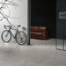Salone con pavimento grande formato 40x80 Solo Grey in gres porcellanato effetto pietra Grigio, ideale interni moderni. Collezione Solo di 41zero42, stile contemporaneo e minimale