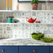 Cucina con piastrelle opache in gres decorate con disegni colorati ispirati alla Costiera Amalfitana, formato 10x10 cm, collezione Stories di 41zero42, colore Costiera Matte