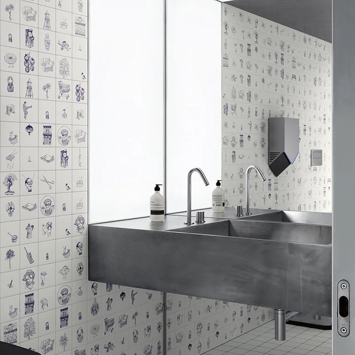 Bagno con piastrelle opache in gres decorate con disegni a penna blu, formato 10x10 cm, collezione Stories di 41zero42, colore Eddie Matte