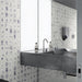 Bagno con piastrelle opache in gres decorate con disegni a penna blu, formato 10x10 cm, collezione Stories di 41zero42, colore Eddie Matte