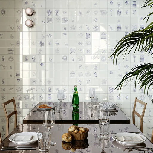 Ristorante con piastrelle lucide in gres decorate con disegni a penna blu, formato 10x10 cm, collezione Stories di 41zero42, colore Eddie Lux