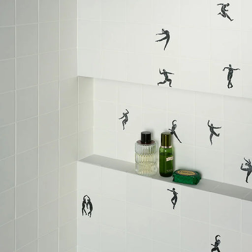 Doccia con piastrelle Lucide in gres decorate con silhouette danzanti nere, formato 10x10 cm, collezione Stories di 41zero42, colore Dance Lux