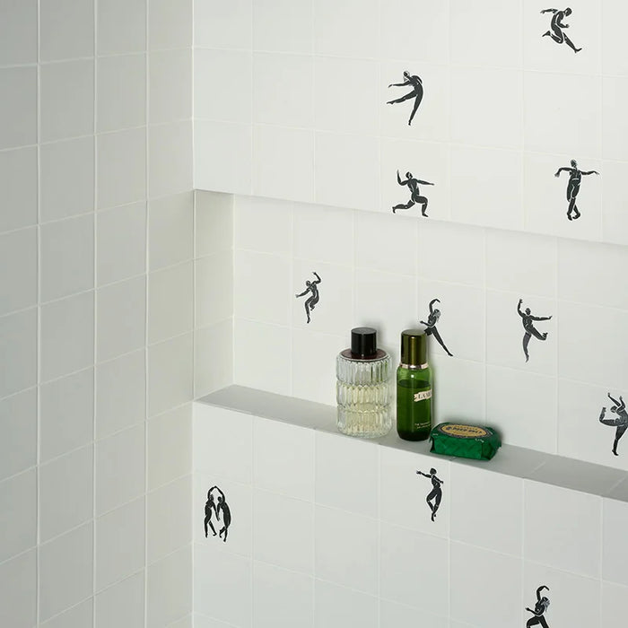 Doccia con piastrelle Lucide in gres decorate con silhouette danzanti nere, formato 10x10 cm, collezione Stories di 41zero42, colore Dance Lux