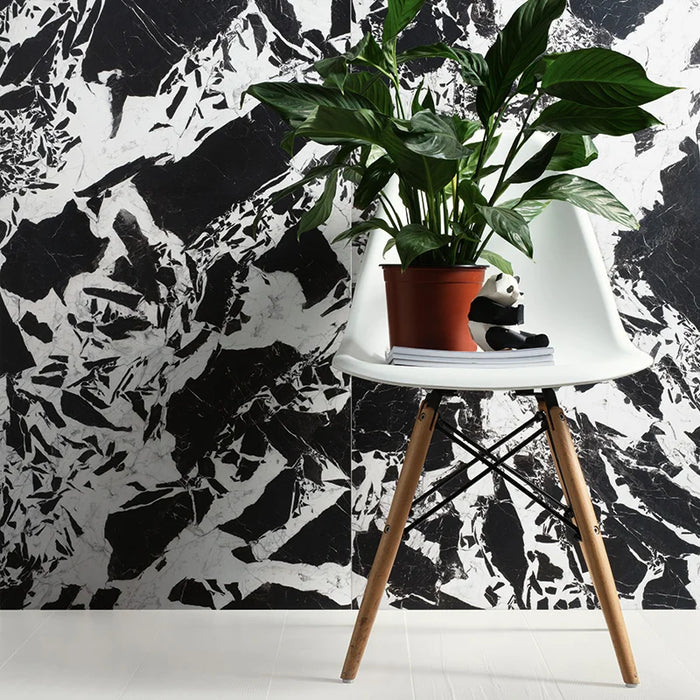 Dettaglio salotto con Piastrelle Supreme di 41zero42 in gres porcellanato effetto marmo bianco e nero 60x120 cm per pavimenti e rivestimenti moderni