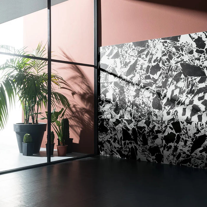 Piastrelle Supreme di 41zero42 in gres porcellanato effetto marmo bianco e nero 60x120 cm per pavimenti e rivestimenti moderni