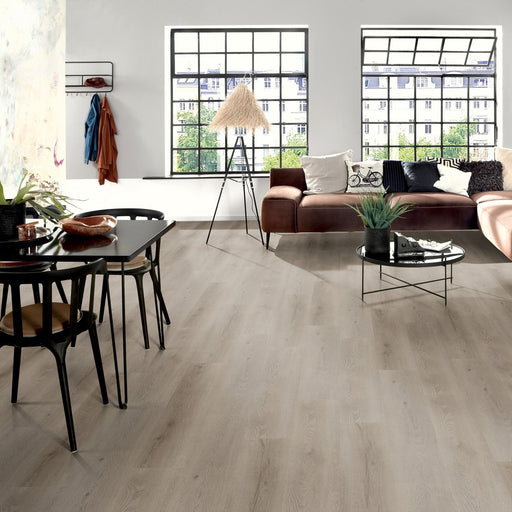 ambientazione di pavimento in spc strong variant teton oak di surteco design flooring