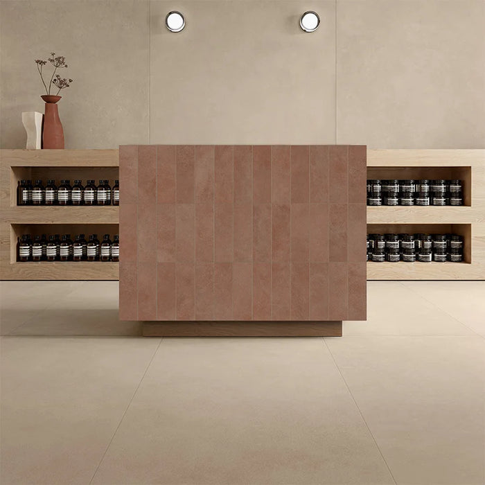 Stanza moderna con pavimento e rivestimento in gres porcellanato effetto cemento nuvolato della collezione Terrae di Casalgrande, formato 60x120 cm, colore Beige