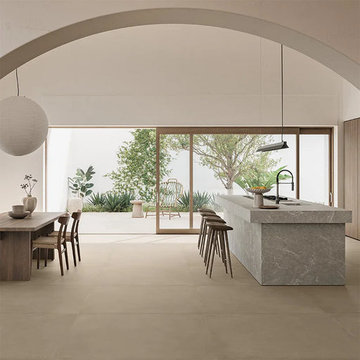 Cucina moderna minimal con pavimento in gres porcellanato effetto cemento nuvolato della collezione Terrae di Casalgrande, formato 120x120 cm, colore Beige