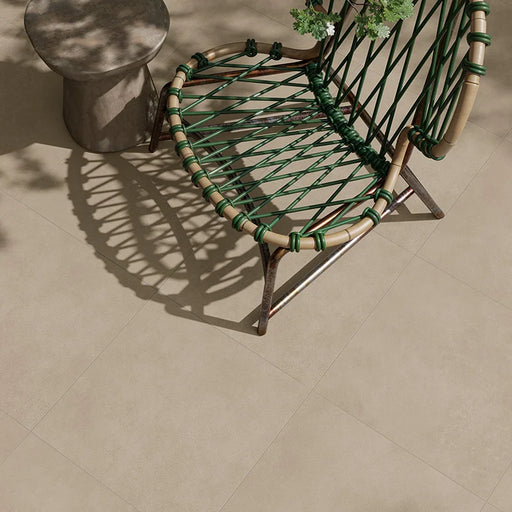 Dettaglio pavimento antiscivolo per esterni in gres porcellanato effetto cemento nuvolato della collezione Terrae di Casalgrande, formato 60x60 cm, colore Beige