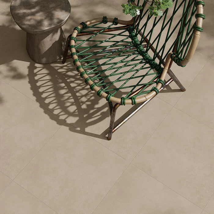 Dettaglio pavimento antiscivolo per esterni in gres porcellanato effetto cemento nuvolato della collezione Terrae di Casalgrande, formato 60x60 cm, colore Beige