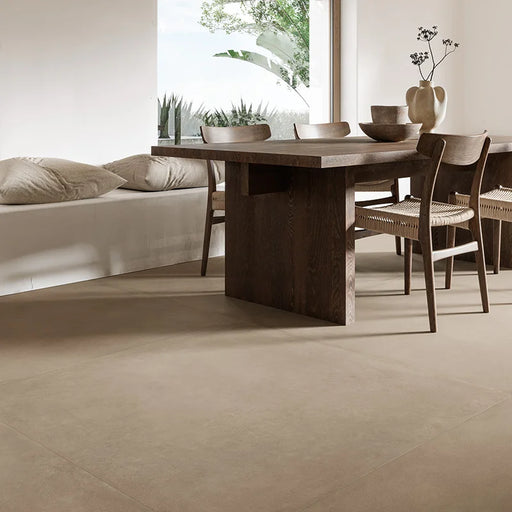 Dettaglio pavimento in gres porcellanato effetto cemento nuvolato della collezione Terrae di Casalgrande, formato 90x90 cm, colore Beige