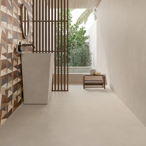 Bagno con pavimento e rivestimento in gres porcellanato effetto cemento nuvolato della collezione Terrae di Casalgrande, formato 60x60 cm, colore Bianco