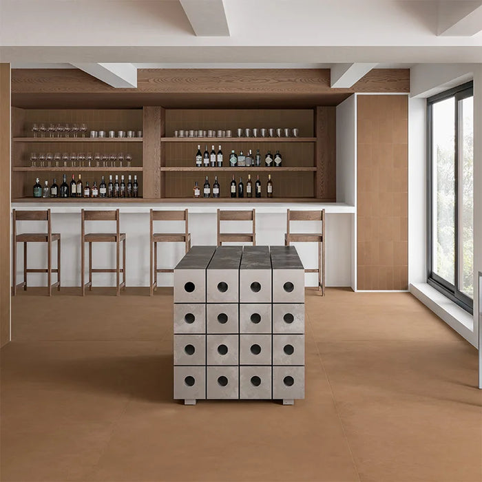 enoteca con pavimento in gres porcellanato effetto cemento nuvolato della collezione Terrae di Casalgrande, formato 120x120 cm, colore Caramel