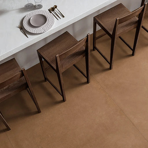 Dettaglio pavimento in gres porcellanato effetto cemento nuvolato della collezione Terrae di Casalgrande, formato 90x90 cm, colore Caramel