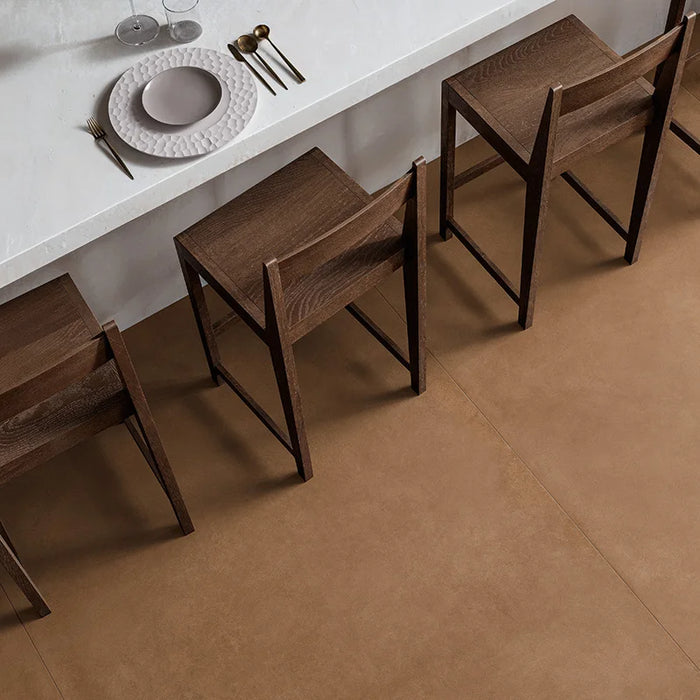 Dettaglio pavimento in gres porcellanato effetto cemento nuvolato della collezione Terrae di Casalgrande, formato 90x90 cm, colore Caramel