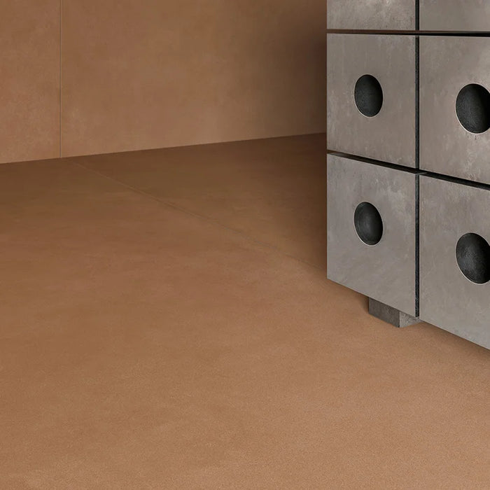 Dettaglio piastrella in gres porcellanato effetto cemento nuvolato della collezione Terrae di Casalgrande, formato 120x120 cm, colore Caramel