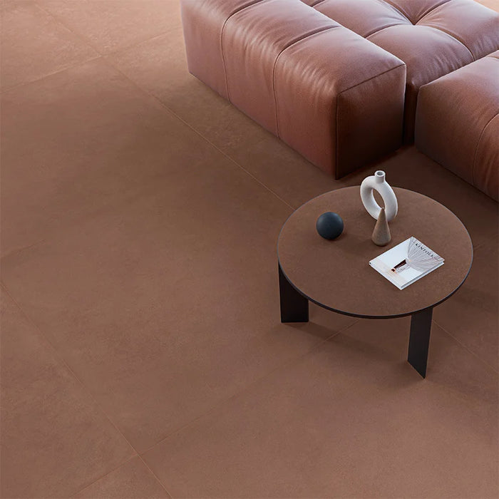 Dettaglio pavimento in gres porcellanato effetto cemento nuvolato della collezione Terrae di Casalgrande, formato 120x120 cm, colore Mattone