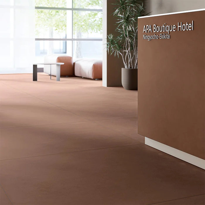 Dettaglio pavimento in gres porcellanato effetto cemento nuvolato della collezione Terrae di Casalgrande, formato 120x120 cm, colore Mattone