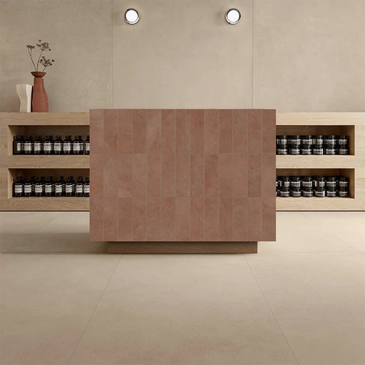 Penisola con rivestimento in gres porcellanato effetto cemento e effetto mattoncino della collezione Terrae di Casalgrande, formato 8x25 cm, colore Mattone