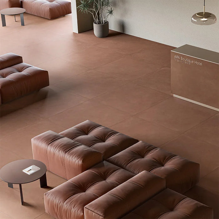 Reception con pavimento in gres porcellanato effetto cemento della collezione Terrae di Casalgrande, formato 90x90 cm, colore Mattone