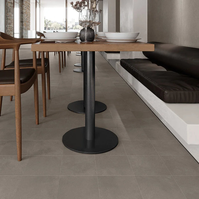 Ristorante con pavimento in gres porcellanato effetto cemento nuvolato della collezione Terrae di Casalgrande, formato 20x20 cm, colore Tabacco