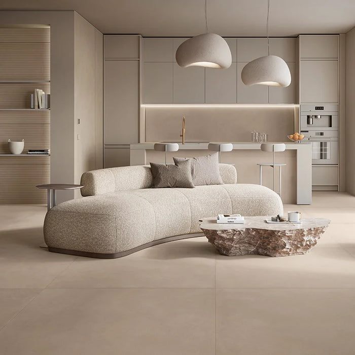 Sala con pavimento in gres porcellanato effetto cemento nuvolato della collezione Terrae di Casalgrande, formato 120x120 cm, colore Tortora