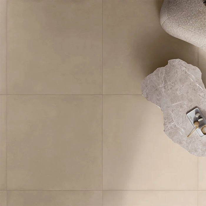 Dettaglio pavimento in gres porcellanato effetto cemento nuvolato della collezione Terrae di Casalgrande, formato 90x90 cm, colore Tortora