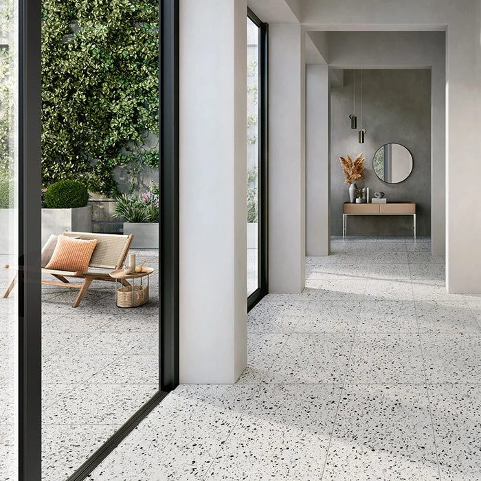 Casa moderna con pavimento gres effetto marmetta Terrazzotech Argento 60x120 Casalgrande.