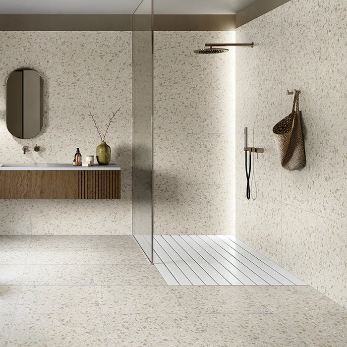 Bagno moderno con pavimento gres effetto marmetta Terrazzotech Beige 60x120 Casalgrande.