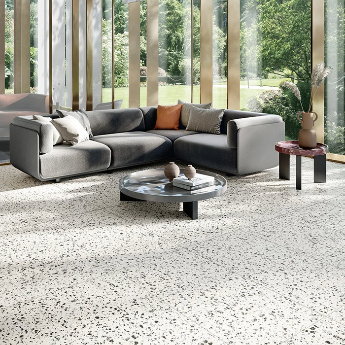 Salotto moderno con pavimento gres effetto marmetta Terrazzotech Bianco 60x120 Casalgrande.