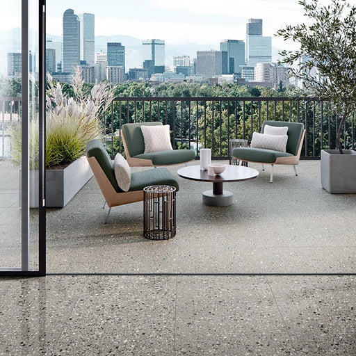 Terrazzo moderno con pavimento esterno bocciardato r11 gres effetto marmetta Terrazzotech Grigio 60x60 Casalgrande.