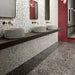 Bagno moderno con pavimento gres effetto marmetta levigato Terrazzotech Nero 60x60 Casalgrande.