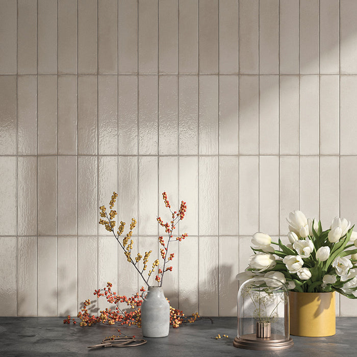 Muro con rivestimento in gres porcellanato effetto mattoncino della collezione Uptown di Ceramica Valsecchia, formato 7.5x30, colore Ivory