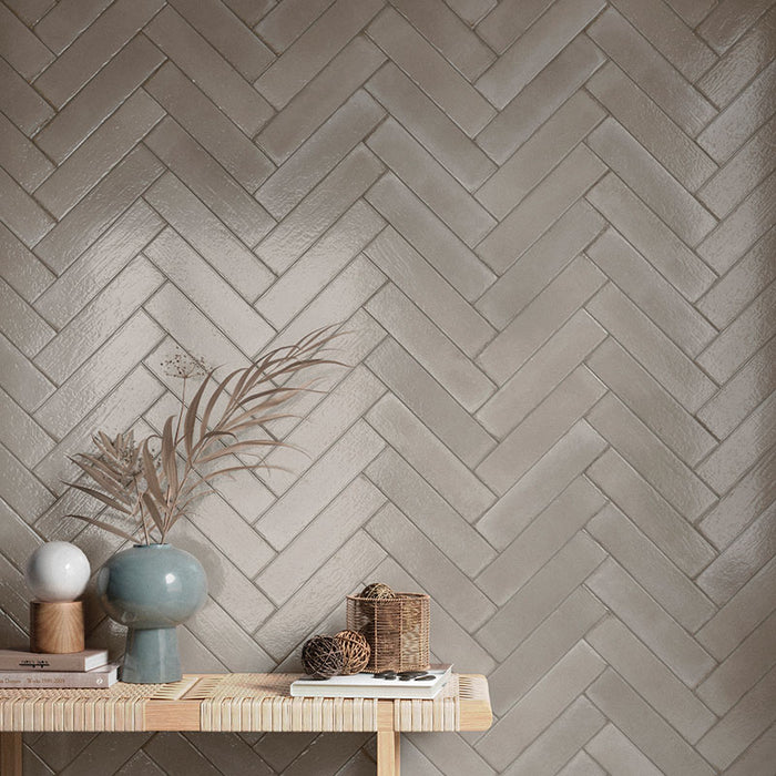 Muro con rivestimento in gres porcellanato effetto mattoncino della collezione Uptown di Ceramica Valsecchia, formato 7.5x30, colore Taupe