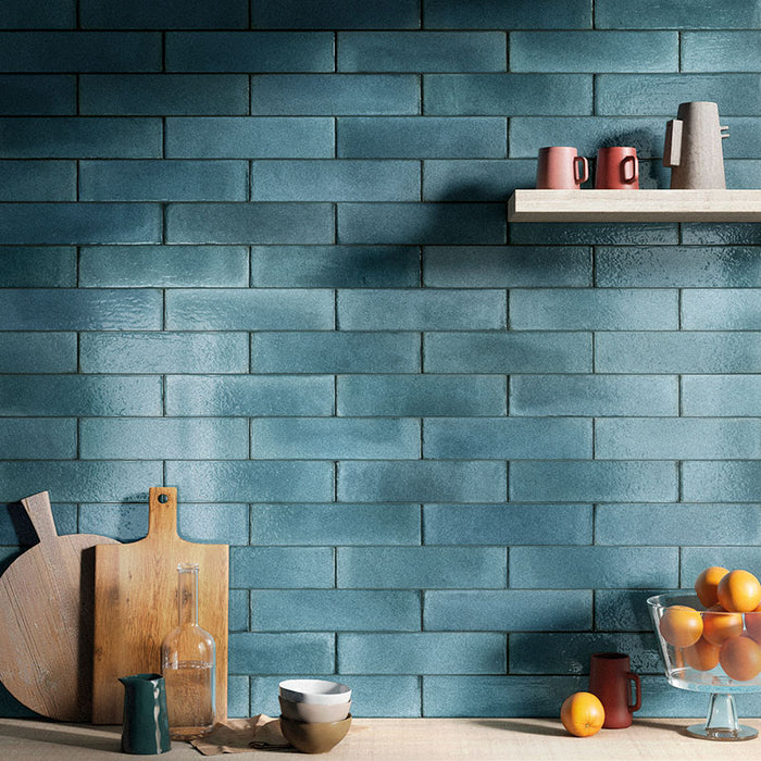 Muro con rivestimento in gres porcellanato effetto mattoncino della collezione Uptown di Ceramica Valsecchia, formato 7.5x30, colore Water