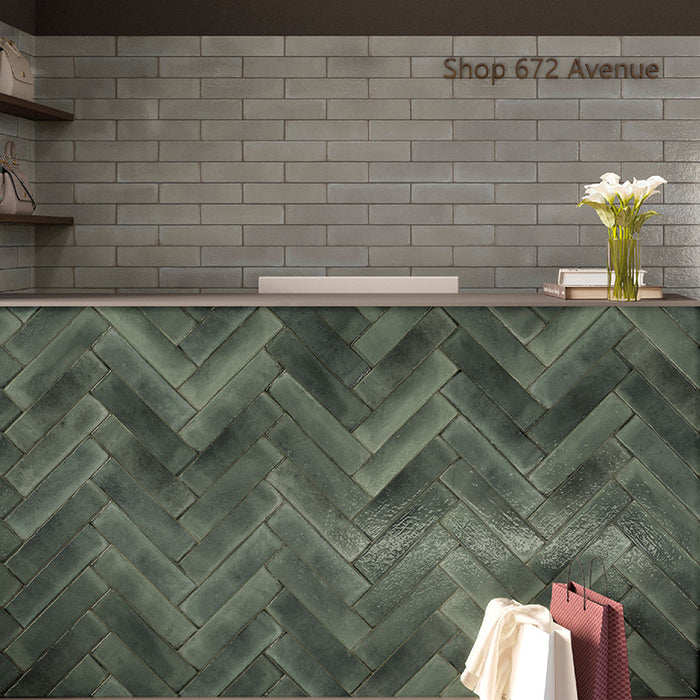 Muro con rivestimento in gres porcellanato effetto mattoncino della collezione Uptown di Ceramica Valsecchia, formato 7.5x30, colore Bottle