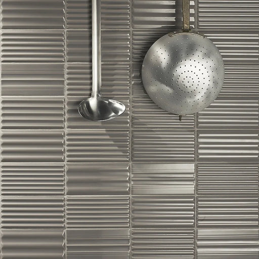 Dettaglio rivestimento cucina in gres porcellanato 3D lucido a rilievo effetto mattoncino 7,5x15 cm Mud, Collezione Wigwag di 41zero42