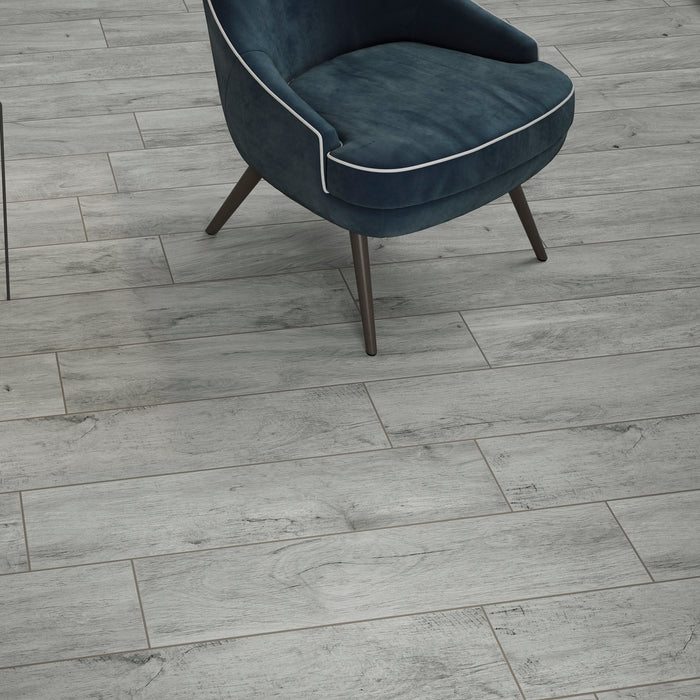 Particolare sul pavimento effetto legno in gres porcellanato serie Baita di idea Ceramica colore ZERMAT