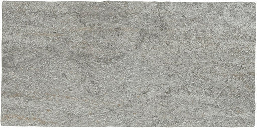 Dettaglio Piastrella per esterno in gres porcellanato antiscivolo serie Eterna di Idea Ceramica, colore Grigio 21x43 a bordo irregolare ondulato