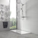 Ambiente bagno con doccia walk in. rivestimento a parete serie essenziale di idea ceramica. decoro 3D onde colore bianco